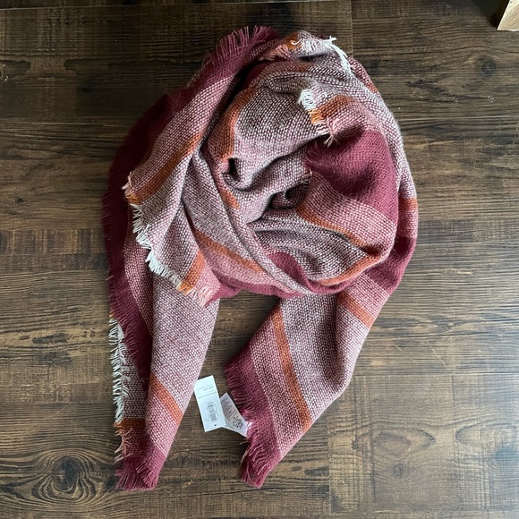 Old Navy Accessories - 🌷4/$25🌷Blanket scarf